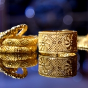 Descubra las diferencias técnicas entre el oro de 14k, 18k y 24k. Guía profesional sobre la pureza del oro, durabilidad y valor real de mercado para su próxima inversión.